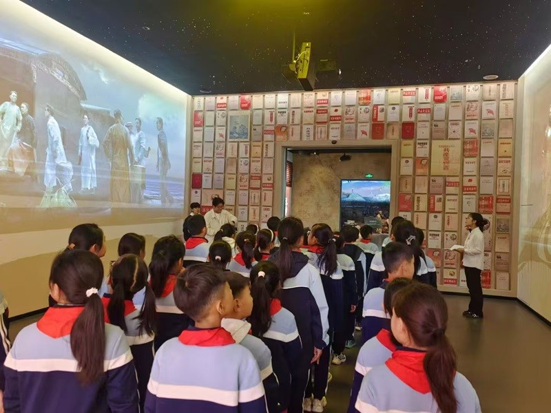 yl6809永利“火种计划”团队带领郑州四十七中郑东思贤小学学生参观我校中国共产党人精神谱系馆